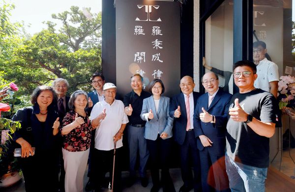 ▲▼蔡英文、蘇貞昌、柯建銘出席羅秉成法律事務所開幕茶會。(圖/柯建銘臉書)