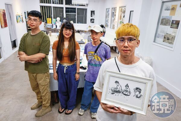 徐立軒在寫生團第一次出團時,臨時改變視角畫下同伴們,這天畫家和畫中成員在畫室相聚,距離寫生的當下已近1年過去。