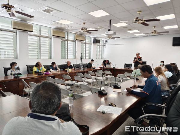 ▲▼玉里鎮公所召開「緊急避難包及救護包發放作業」說明會,邀集各里里長及里幹事一同討論發放流程。 (圖/記者王兆麟翻攝,下同)