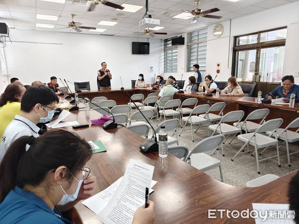 ▲▼玉里鎮公所召開「緊急避難包及救護包發放作業」說明會,邀集各里里長及里幹事一同討論發放流程。 (圖/記者王兆麟翻攝,下同)