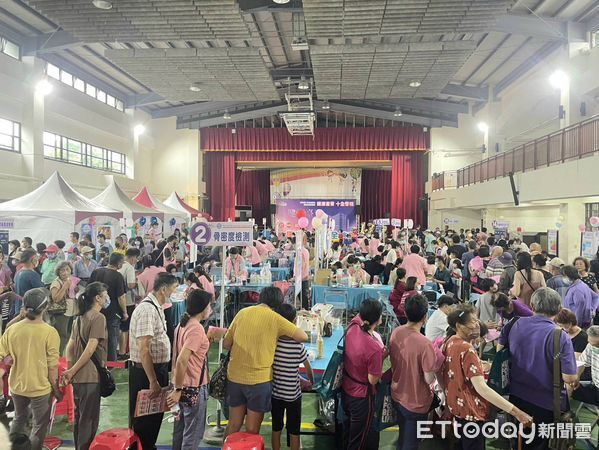 ▲台大雲林分院在崙背國小活動中心舉辦「健康崙背十全啓程」社區健康篩檢活動。(圖/記者游瓊華翻攝)