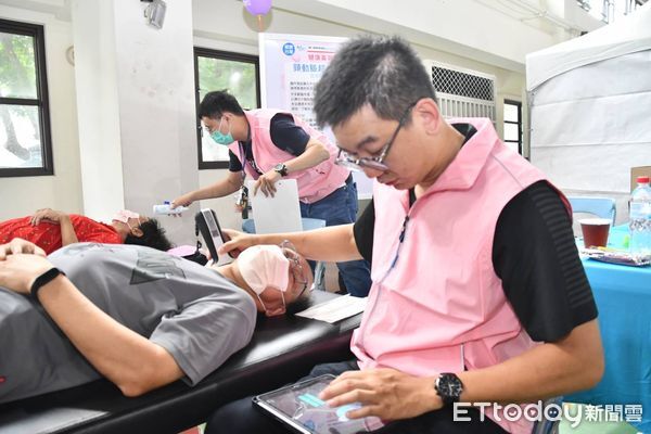 ▲台大雲林分院在崙背國小活動中心舉辦「健康崙背十全啓程」社區健康篩檢活動。(圖/記者游瓊華翻攝)