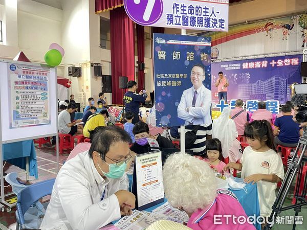 ▲台大雲林分院在崙背國小活動中心舉辦「健康崙背十全啓程」社區健康篩檢活動。(圖/記者游瓊華翻攝)