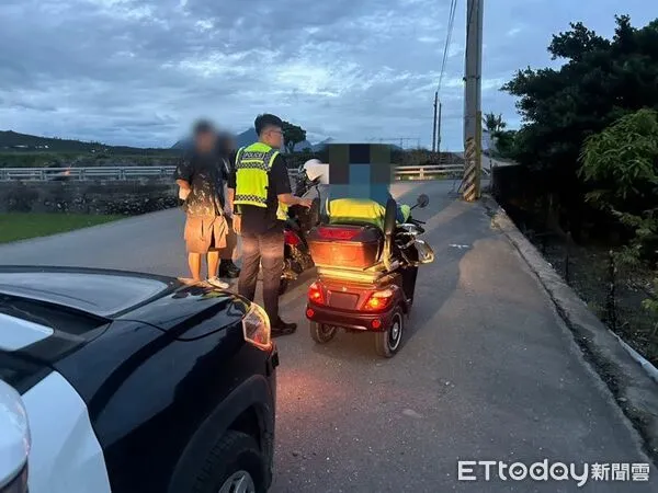 ▲高齡長者代步車無電受困,警方即刻救援。(圖/記者楊晨東翻攝)