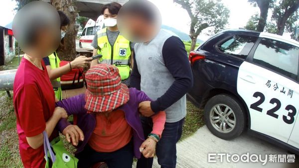 ▲武陵警即時援助跌倒老婦。(圖/記者楊晨東翻攝)