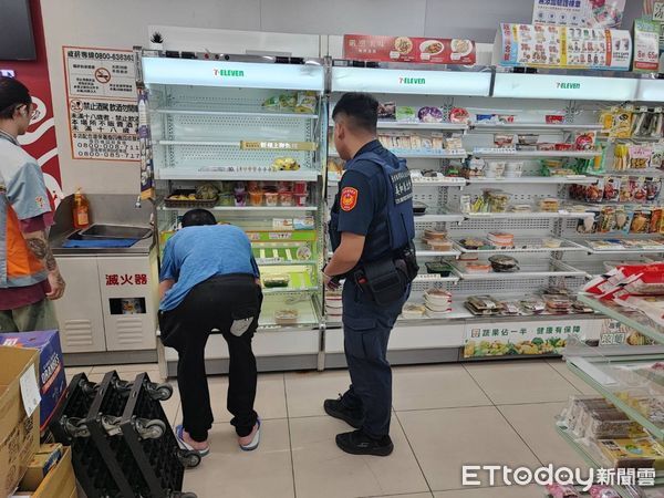 ▲大武警暖心協助飢餓男子購餐。(圖/記者楊晨東翻攝)