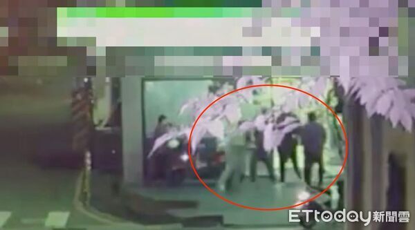 ▲▼張男等4人與戴、饒2人從超商內拉扯推擠到超商外,張男持刀攻擊2人,警方循線逮補張男等4人 。(圖/記者陳以昇翻攝)