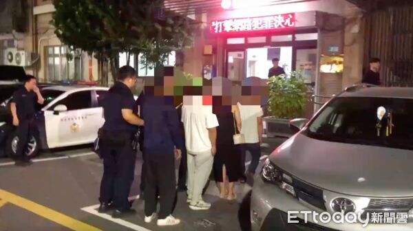 ▲▼張男等4人與戴、饒2人從超商內拉扯推擠到超商外,張男持刀攻擊2人,警方循線逮補張男等4人 。(圖/記者陳以昇翻攝)