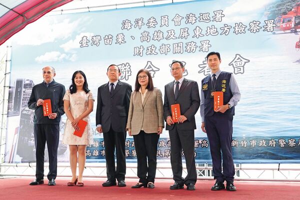 去年海巡署盛大舉辦查緝非法菸毒傑出成果記者會,由管碧玲(右3)及關務署官員親自主持,如今卻傳出有不肖查緝人員涉貪。(翻攝海巡署官網)