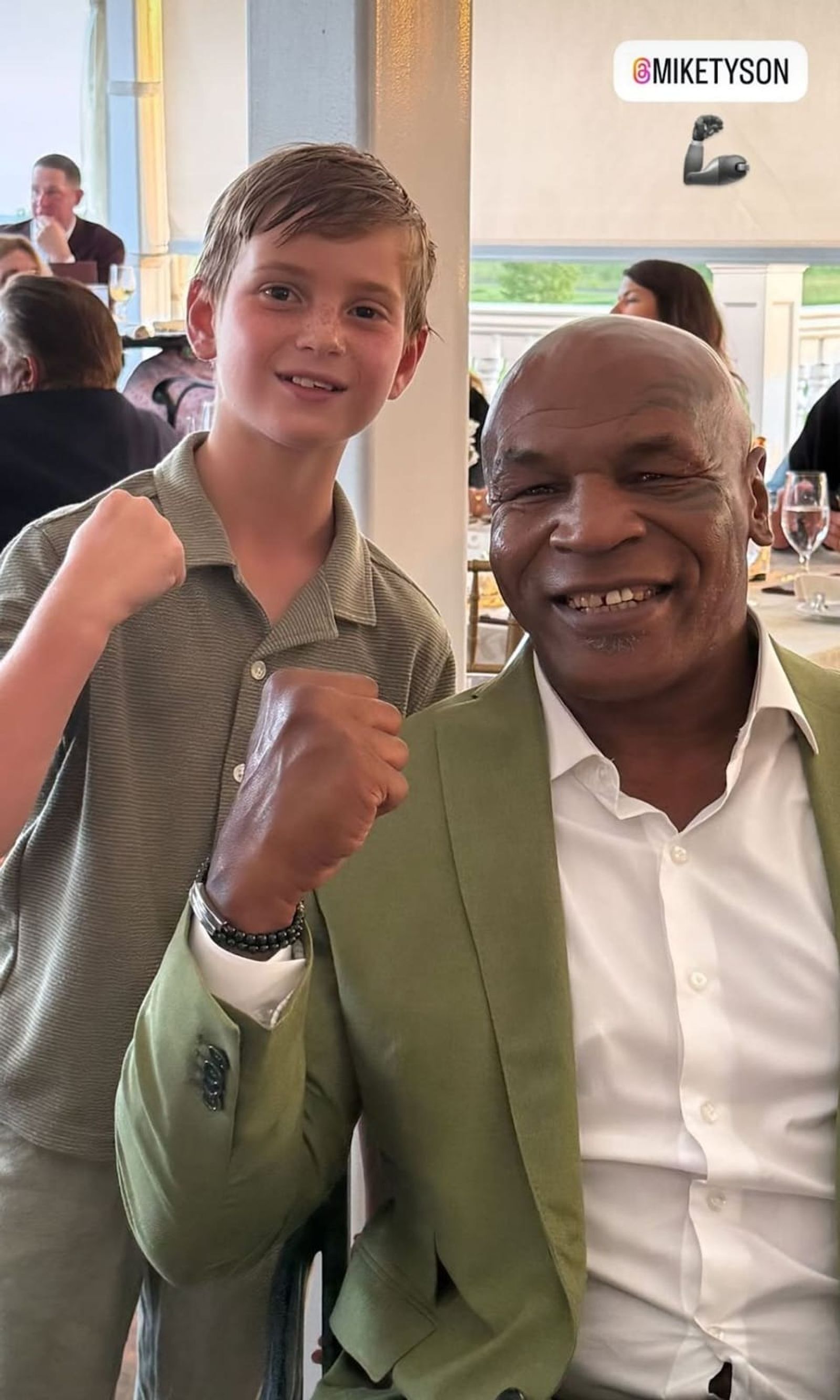 伊凡卡陪老爸川普享樂! 勾13歲女兒自拍「根本姊妹」