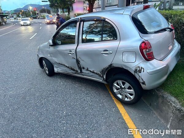 ▲▼轎車禁不起大貨車追尾的巨大撞擊,被撞得旋轉一圈並被撞上分隔島。(圖/記者游芳男翻攝,下同)