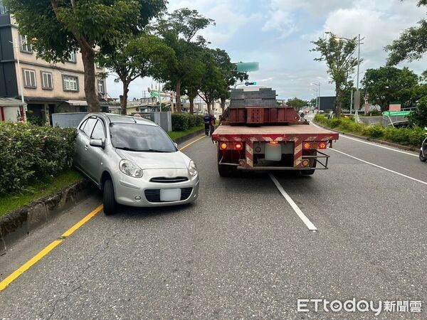 ▲▼轎車禁不起大貨車追尾的巨大撞擊,被撞得旋轉一圈並被撞上分隔島。(圖/記者游芳男翻攝,下同)
