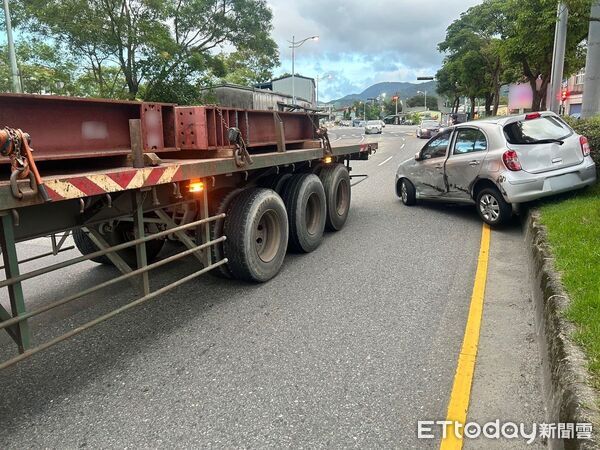 ▲▼轎車禁不起大貨車追尾的巨大撞擊,被撞得旋轉一圈並被撞上分隔島。(圖/記者游芳男翻攝,下同)