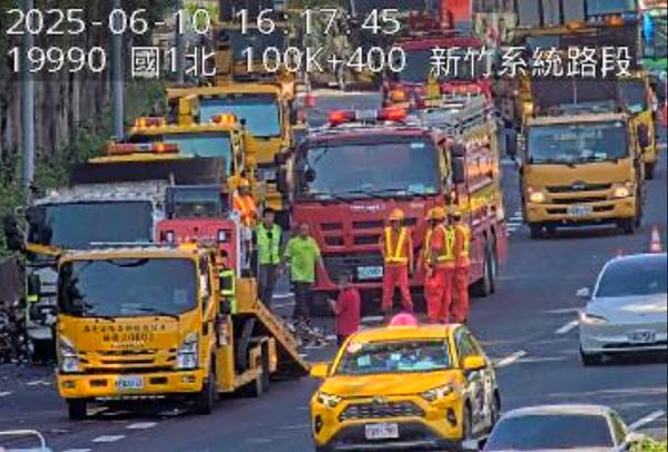 ▲▼國道1號南下100.2公里有大貨車火燒車。(圖/翻攝自1968)