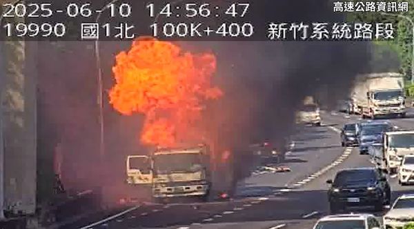 ▲▼國道1號南下100.2公里有大貨車火燒車。(圖/翻攝自1968)