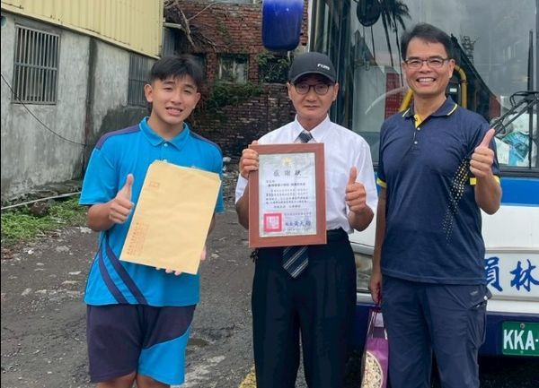 ▲勵志作家戴晨志今天清晨南下彰化參加芳苑國中畢業典禮。(圖/芳苑國中提供)