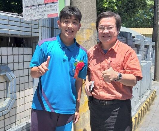 ▲勵志作家戴晨志今天清晨南下彰化參加芳苑國中畢業典禮。(圖/芳苑國中提供)