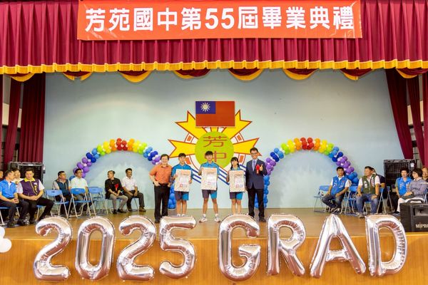 ▲勵志作家戴晨志今天清晨南下彰化參加芳苑國中畢業典禮。(圖/芳苑國中提供)