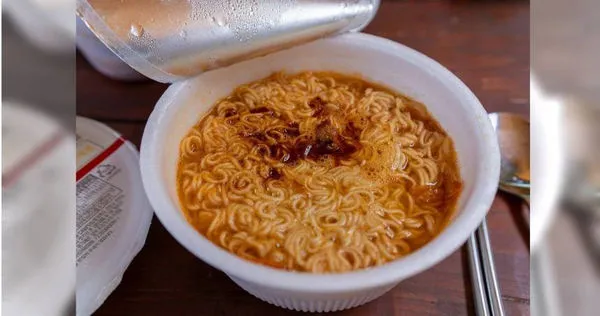 泡麵既便宜又方便,是民眾肚子餓卻又不想出門時的最佳夥伴。(示意圖/unsplash)