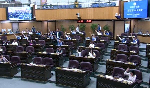 ▲桃園綠營提案要求市府大罷免「行政中立