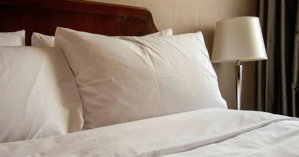 專家認為,不管是早上洗澡或是晚上洗澡,定期清洗床單才是最重要的。(示意圖/翻攝自unsplash)