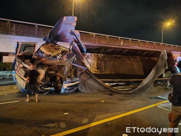 ▲▼國1內湖段嚴重車禍,駕駛宣告不治。(圖/記者張君豪翻攝)