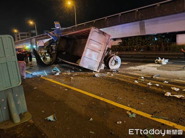 ▲▼國1內湖段嚴重車禍,駕駛宣告不治。(圖/記者張君豪翻攝)