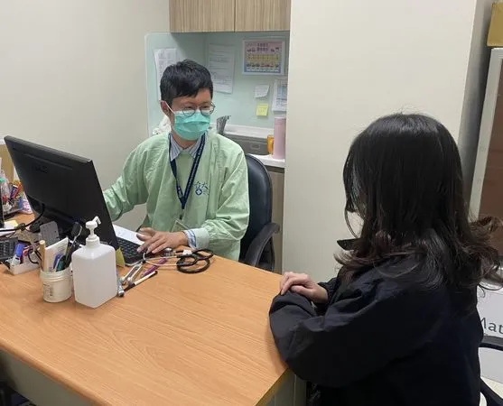 ▲▼新竹臺大分院家庭醫學部蘇柏維醫師與病人說明定期健康檢查的重要性,有助早期掌握常見慢性病的風險指標,及早治療與定期追蹤。(圖/新竹臺大分院提供)