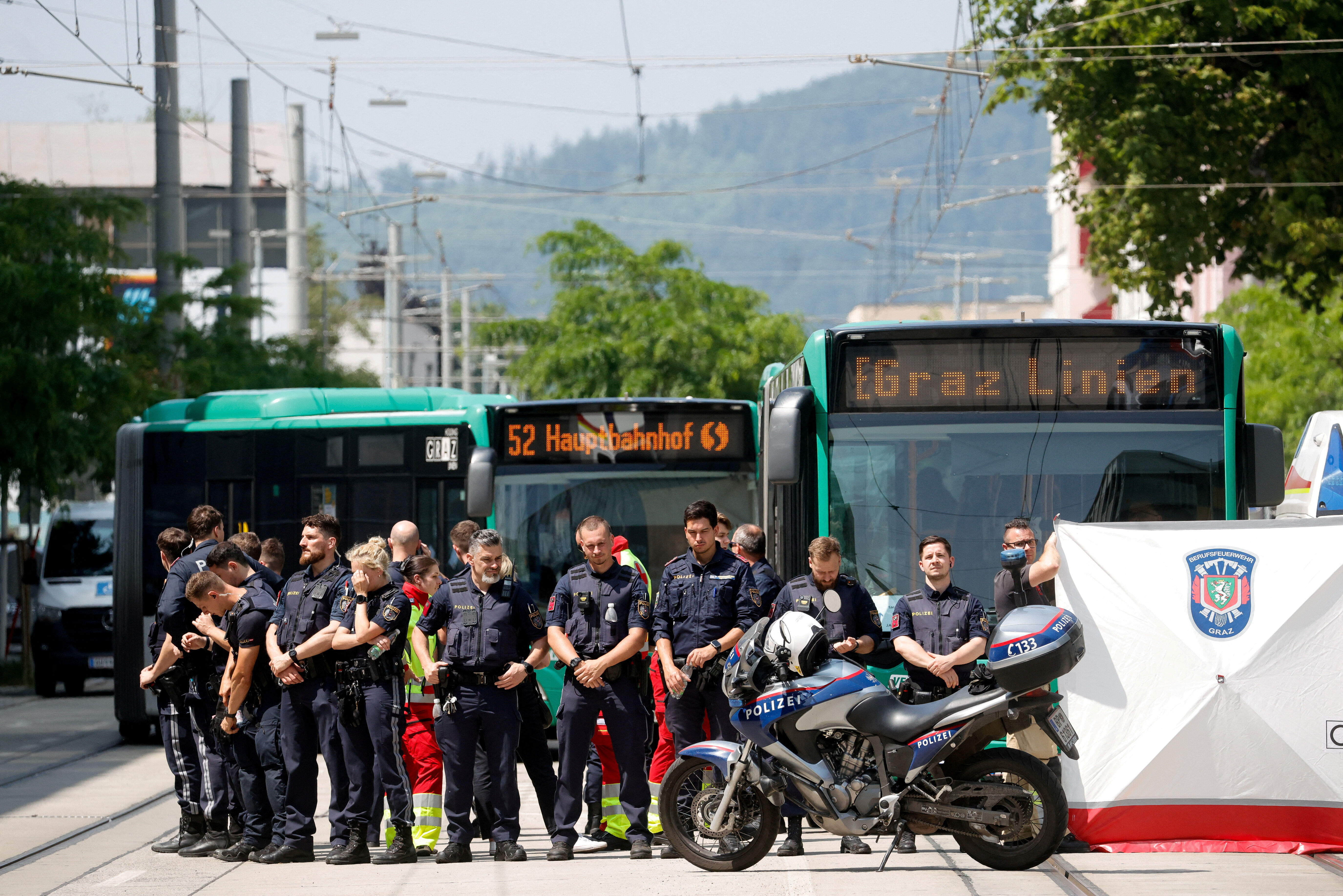 ▲▼ 奧地利校園槍擊,當地居民舉行燭光晚會哀悼。(圖/路透)