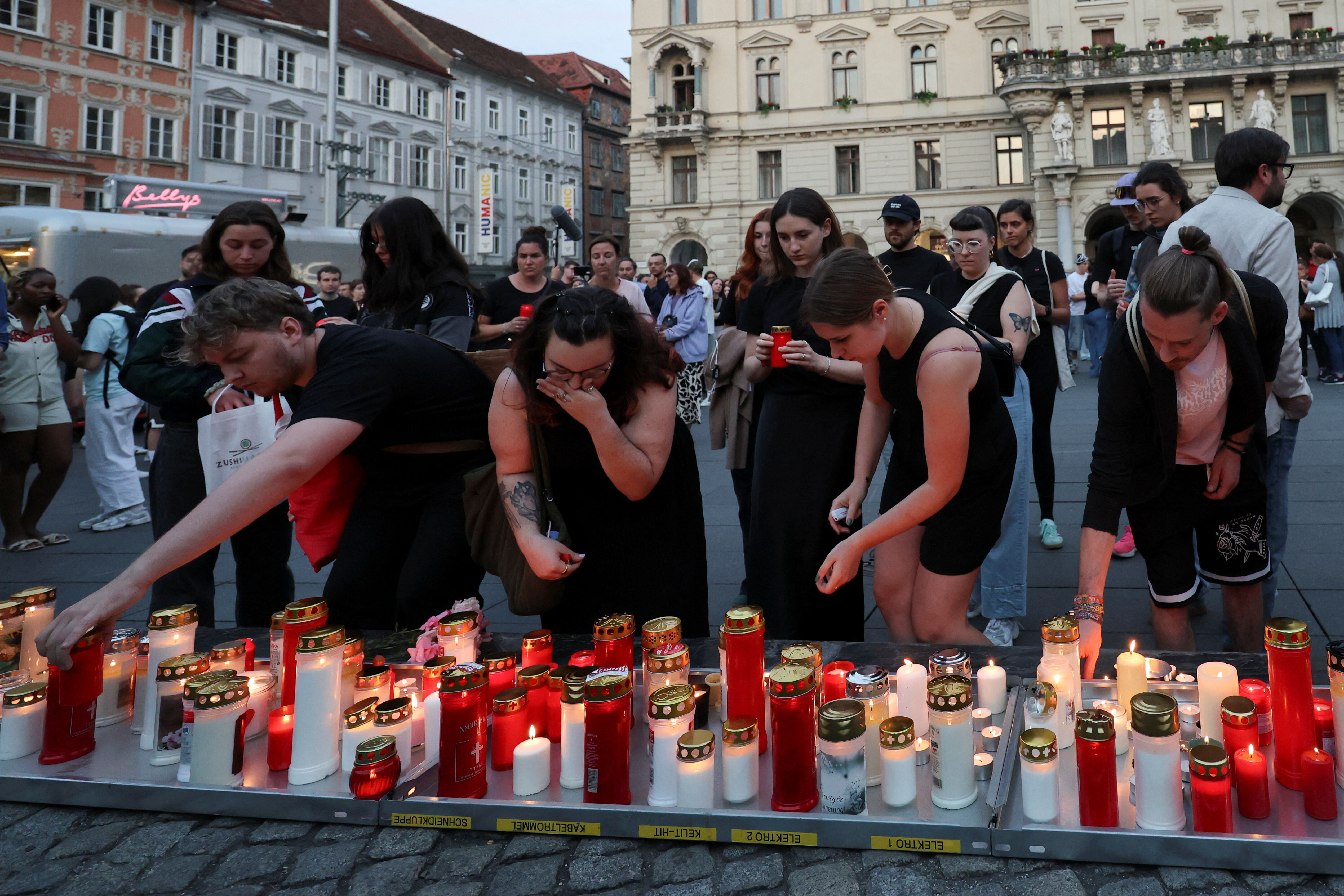 ▲▼ 奧地利校園槍擊,當地居民舉行燭光晚會哀悼。(圖/路透)