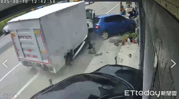 ▲▼高雄追撞。(圖/記者許宥孺翻攝)