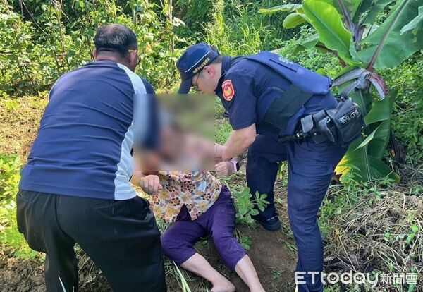 ▲確認身份後警員將她扶起後,並護送返回所內安置。。(圖/平鎮警分局提供)