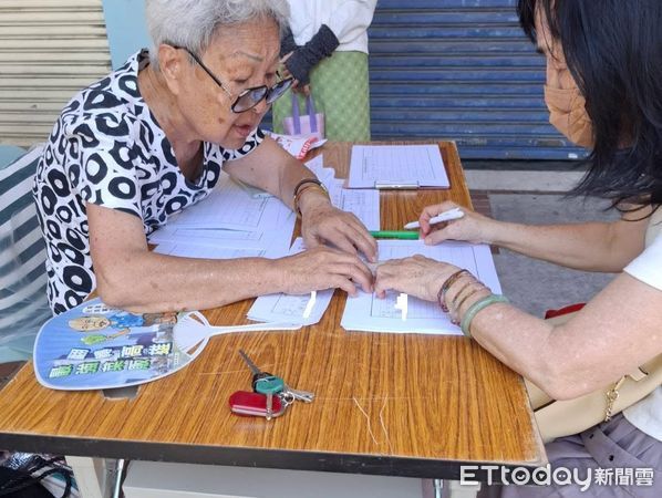 ▲▼連署倒數3天!藍營協助代收件 高雄雙罷劫:差距大幅縮減。(圖/記者賴文萱翻攝)