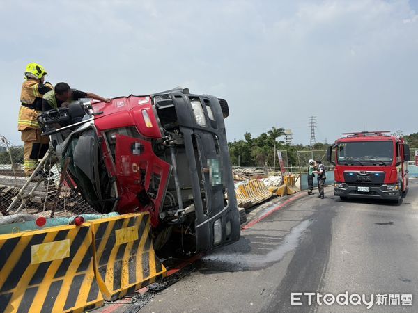 ▲▼燕巢區高鐵總廠路段發生一起的預拌混凝土車翻覆事故,一輛混凝土車行經該路段轉彎處時,不慎擦撞路旁的L型護欄,導致車身傾覆,司機一度受困車內。(圖/記者吳世龍翻攝)