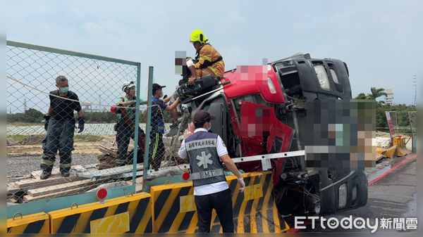 ▲▼燕巢區高鐵總廠路段發生一起的預拌混凝土車翻覆事故,一輛混凝土車行經該路段轉彎處時,不慎擦撞路旁的L型護欄,導致車身傾覆,司機一度受困車內。(圖/記者吳世龍翻攝)