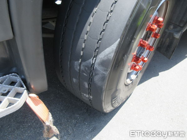 ▲▼大貨車左轉撞倒行人輾壓車底,婦人命大腳骨折恐挨罰500元。(圖/民眾提供,下同)