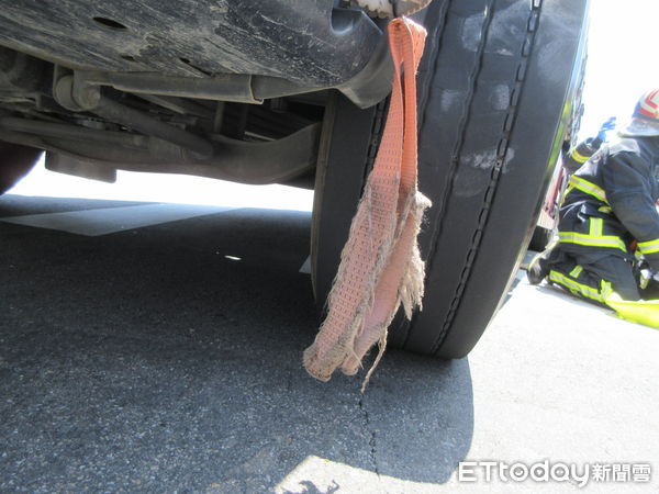 ▲▼大貨車左轉撞倒行人輾壓車底,婦人命大腳骨折恐挨罰500元。(圖/民眾提供,下同)