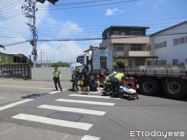 ▲▼大貨車左轉撞倒行人輾壓車底,婦人命大腳骨折恐挨罰500元。(圖/民眾提供,下同)