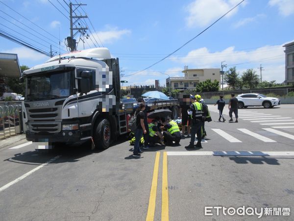 ▲▼大貨車左轉撞倒行人輾壓車底,婦人命大腳骨折恐挨罰500元。(圖/民眾提供,下同)