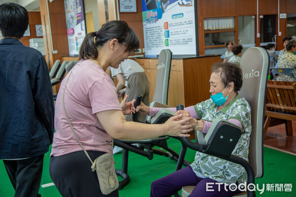 ▲嘉藥USR健康香氛營熱鬧登場,高齡長者與學生互動滿滿,氣氛溫馨感人。(記者林東良翻攝,下同)