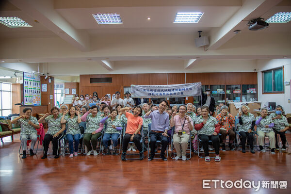 ▲嘉藥USR健康香氛營熱鬧登場,高齡長者與學生互動滿滿,氣氛溫馨感人。(記者林東良翻攝,下同)