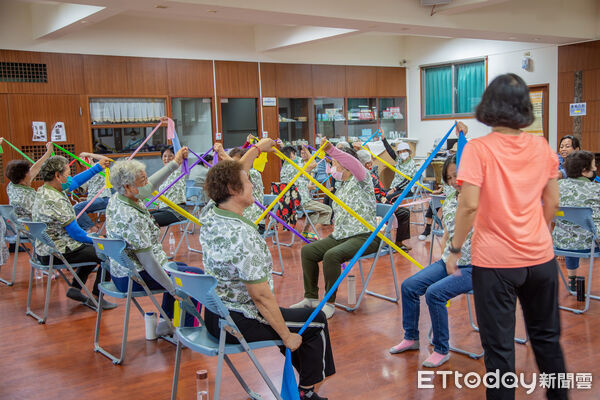 ▲嘉藥USR健康香氛營熱鬧登場,高齡長者與學生互動滿滿,氣氛溫馨感人。(記者林東良翻攝,下同)