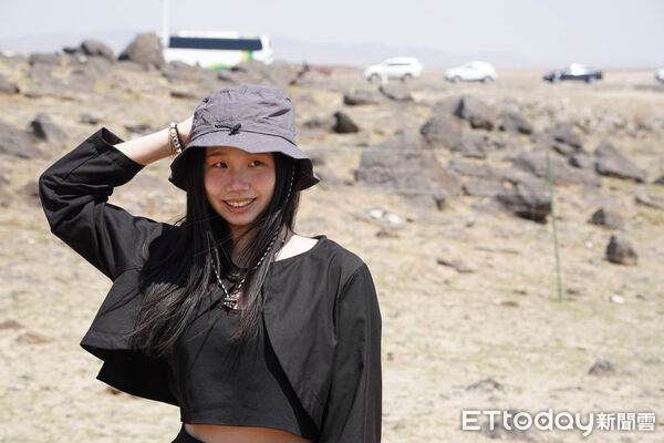 ▲崑大媒藝所畢業生殷芸茜(左)返校攻讀碩士,結合影像創作與社區服務,帶領長輩進行拼貼與紀錄片拍攝。(記者林東良翻攝,下同)