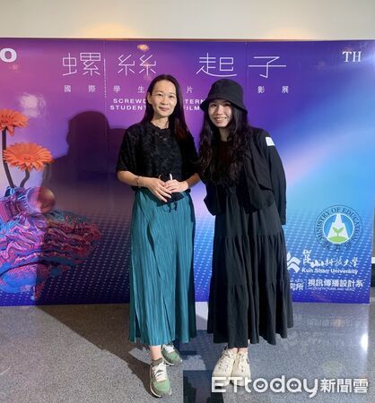 ▲崑大媒藝所畢業生殷芸茜(左)返校攻讀碩士,結合影像創作與社區服務,帶領長輩進行拼貼與紀錄片拍攝。(記者林東良翻攝,下同)