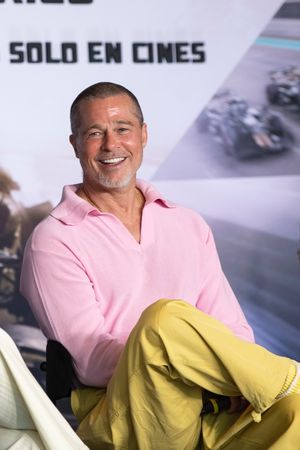 ▲▼《F1電影》到墨西哥宣傳,導演約瑟夫柯金斯基(左起)、達姆森伊卓瑞斯、凱莉肯頓、布萊德彼特、製片傑瑞米克雷納齊出席。(圖/華納提供)