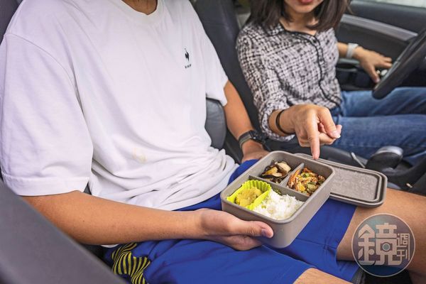 受訪這天,卓以傍晚開車前往新竹火車站,接回剛從苗栗搭火車下班的老大。她預先準備日式冷便當,孩子便能帶去補習班吃晚餐。
