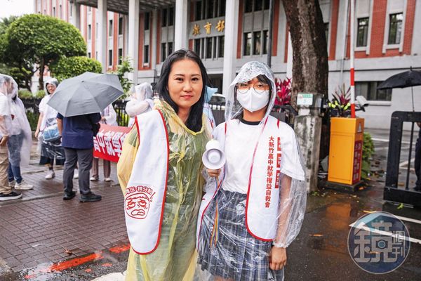 潘思齊(左)是大新竹高中就學權益自救會發言人之一,為了孩子能就近入學,長期與政府、民代斡旋。圖為她日前帶著國三的女兒北上,在教育部前發聲。