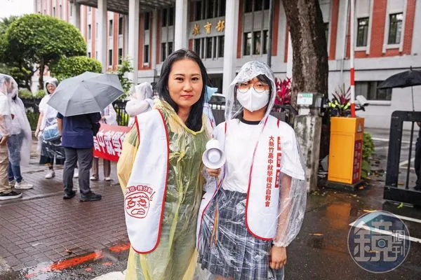 潘思齊(左)是大新竹高中就學權益自救會發言人之一,為了孩子能就近入學,長期與政府、民代斡旋。圖為她日前帶著國三的女兒北上,在教育部前發聲。