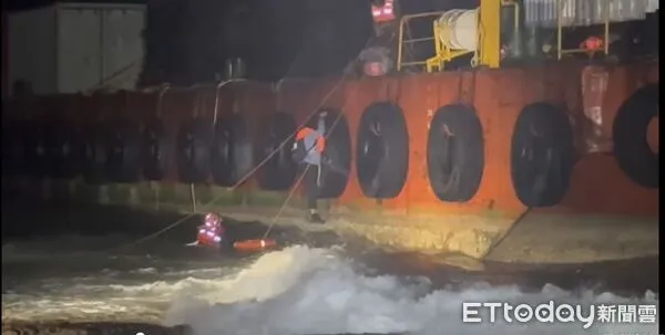 ▲▼颱風蝴蝶發威!南台灣海象驟變釀擱淺 海巡冒雨救出4名台籍船員。(圖/記者吳奕靖翻攝)