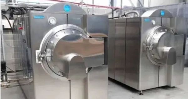 英國考慮推行環保「水葬」引道德爭議,遭批侮辱亡者尊嚴。(翻攝自X)